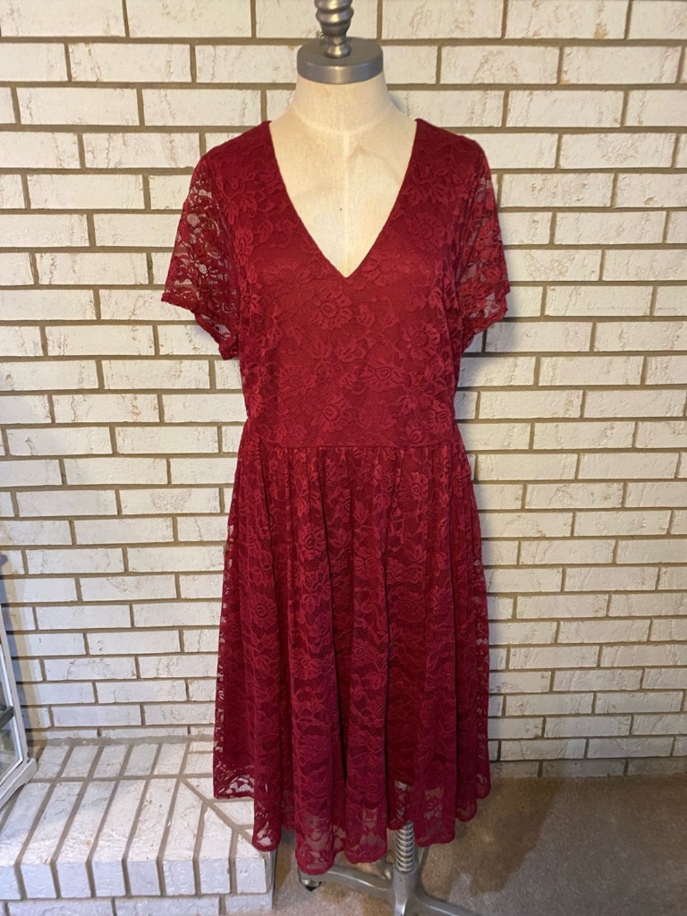 Women's Lace V-Neck Midi Dress in Burgundy